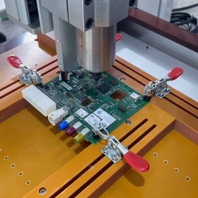 آلة توجيه PCB المكتبية ذات المقعد الواحد مع قطع عالية السرعة حياة خدمة طويلة