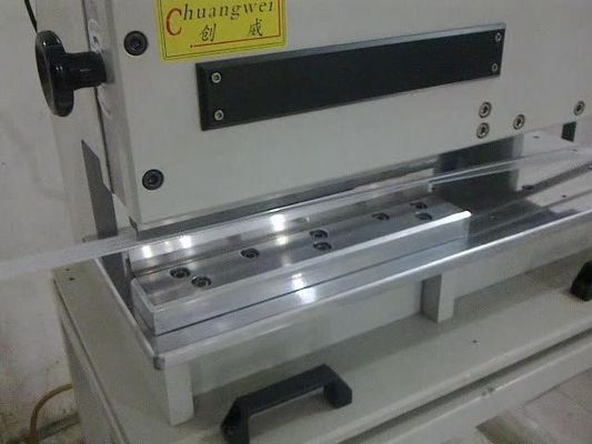 آلة قطع PCB V للجزء السفلي من الألومنيوم 220V RUV النيوماتيكي